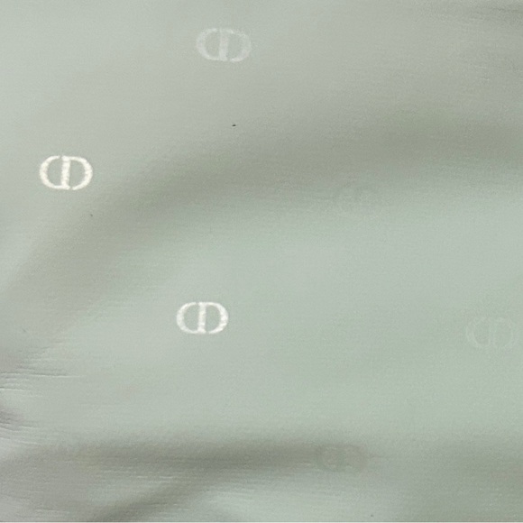 New Dior Pouch & Beauty Bundle With Dior Hydra Life Micellar Cleanser (10 Items) - Picture 14 of 16